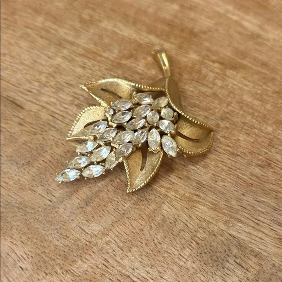 Trifari Brooch Pin Rhinestone Lilly Flower Crown Mark Rare - Picture 3 of 7